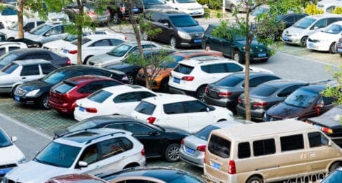 Parkplatz ohne digitales Parkplatzmanagement: voll geparkt und chaotisch