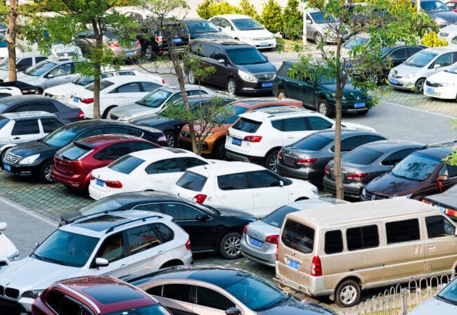 Parkplatz ohne digitales Parkplatzmanagement: voll geparkt und chaotisch