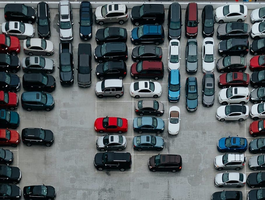 Foto von überfülltem Parkplatz für Einzelhandel
