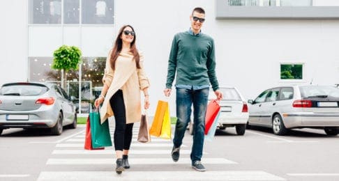 Foto von zwei Menschen mit Einkaufstüten im Einzelhandel