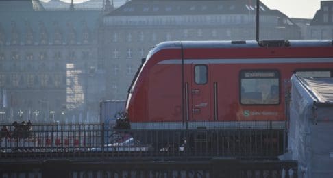 Foto von S-Bahn in Hamburg, die von Bahnpendlern genutzt wird