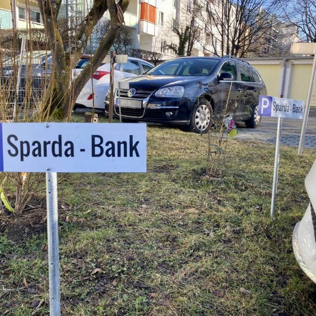 Foto von einem an die Sparda-Bank-Bank vermieteten Stellplatz auf dem Privatparkplatz in Moosach