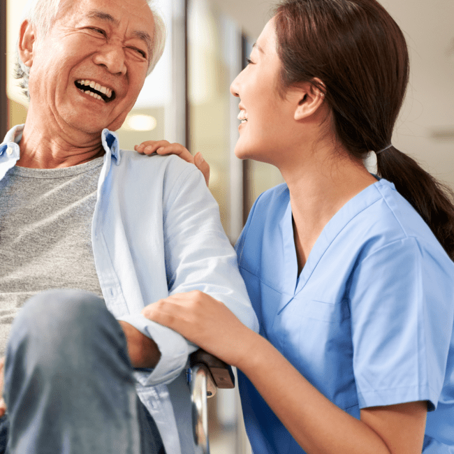 Digitales Parksystem: Foto von einem Patienten und einer Ärztin, wie sie lachen; Gesundheitswesen