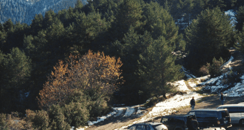 Foto von Parkplatz in den Bergen, auf dem ein Off-Grid-System nützlich wäre