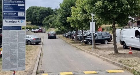 Foto der Einfahrt zum Parkplatz in Weinbach // Ortsgemeinde Schalkenmehren