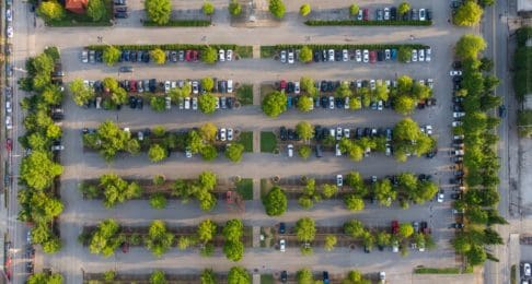 Foto von einem Parkplatz draußen mit vielen Bäumen