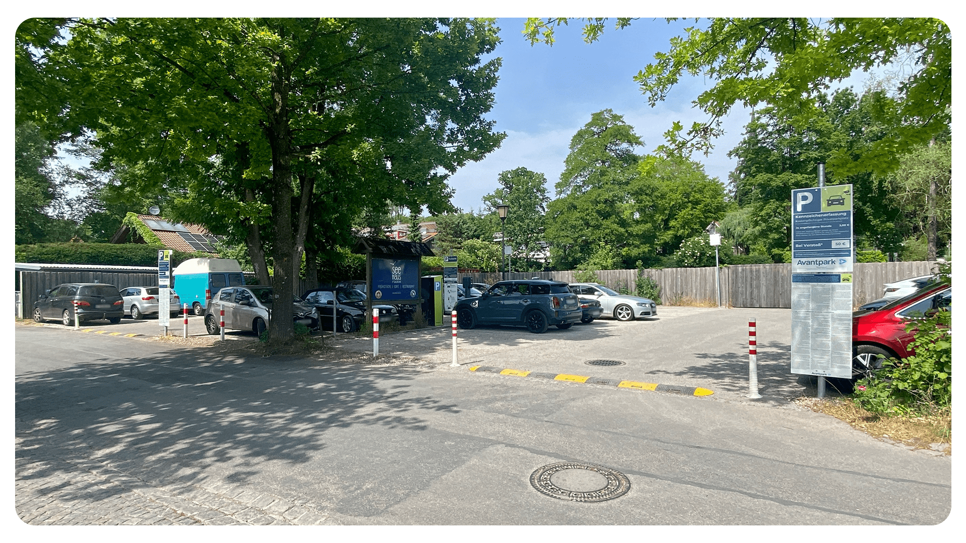 Foto der beiden Parkplatz-Einfahrten beim Seehaus Raabe am Wörthsee