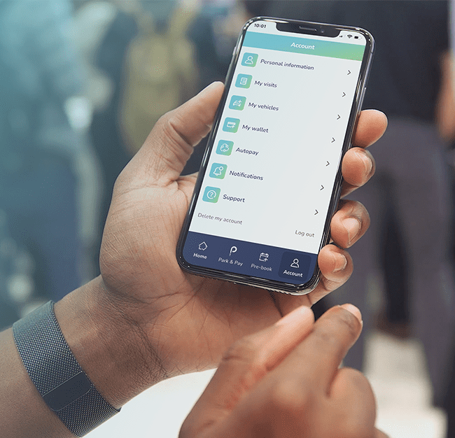 Handy zeigt eine Bezahlfunktion einer App für Parkgebühren
