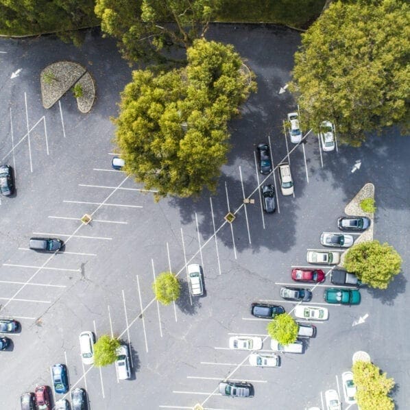 Foto von Parkplatz aus Vogelperspektive für Avantpark, Digitaler Parkplatz, Falschparker abmahnen, KFZ-Kennzeichenerkennung, Parkfläche, überwachen, Parkplatzkontrolle, Parkplatzmanagement, Parkplatzüberwachung, Parkraumbewirtschaftung, Parkraumkontrolle, Parkraummanagement, Parkraumüberwachung, Schrankenfreies Parken