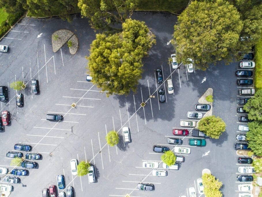 Foto von Parkplatz aus Vogelperspektive für Avantpark, Digitaler Parkplatz, Falschparker abmahnen, KFZ-Kennzeichenerkennung, Parkfläche, überwachen, Parkplatzkontrolle, Parkplatzmanagement, Parkplatzüberwachung, Parkraumbewirtschaftung, Parkraumkontrolle, Parkraummanagement, Parkraumüberwachung, Schrankenfreies Parken