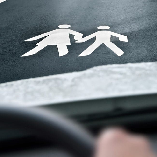 Foto aus einer Windschutzscheibe, auf der Straße ist ein Straßenmännchen-Pärchen zu sehen: Account Manager
