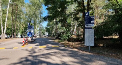 Foto der Einfahrt inkl. Beschilderung und Scanner auf P1 (Strandbad) am Arendsee