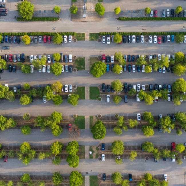 Foto von einem Parkplatz draußen mit vielen Bäumen