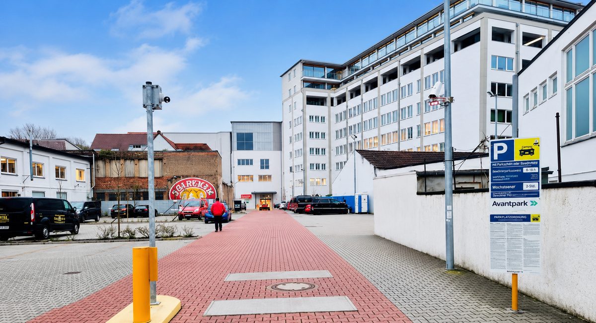 Parkfläche des 3-Glocken-Quartiers in Weinheim mit Avantpark-Beschilderung und Kennzeichenerfassung