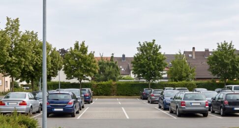 Offene Einfahrt eines Parkplatzes ohne Schranke mit Kamera zur Kennzeichenerfassung am Mast