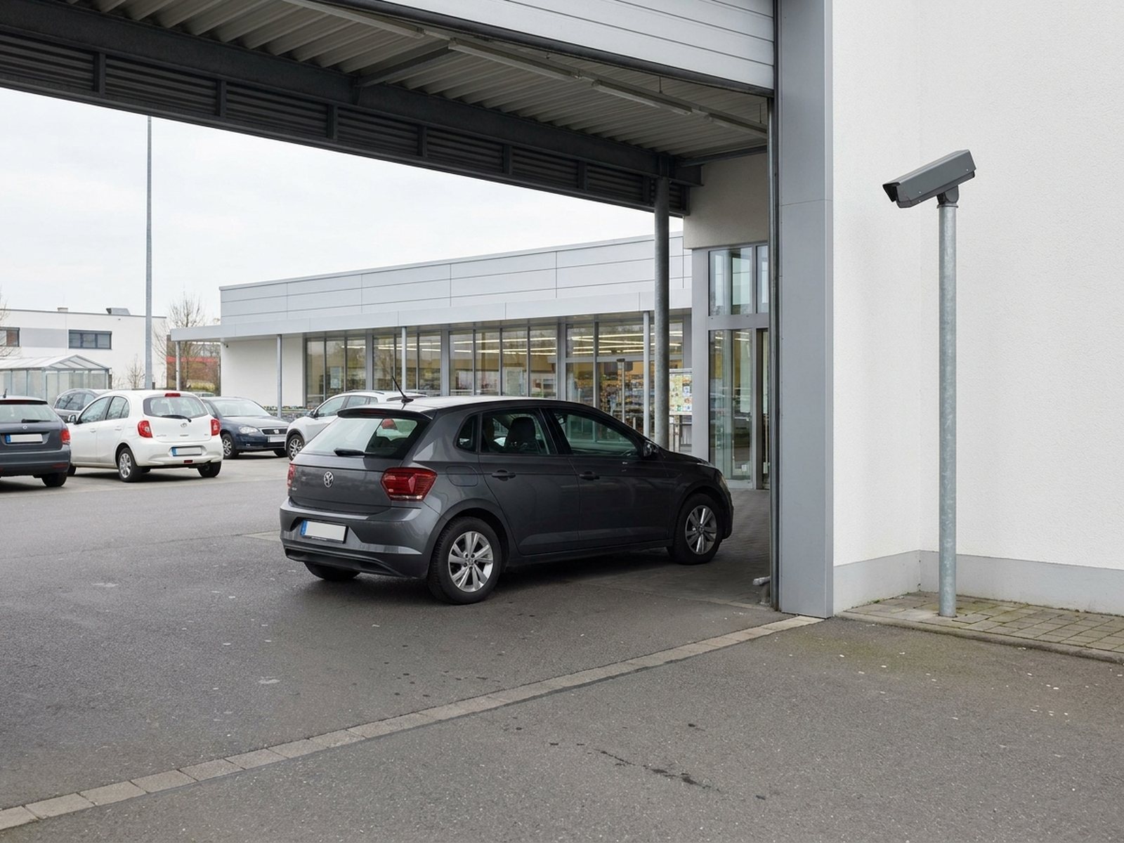 Kennzeichenerfassung an der Einfahrt eines Kundenparkplatzes, ein Auto fährt ohne Anhalten ein, keine Schranke
